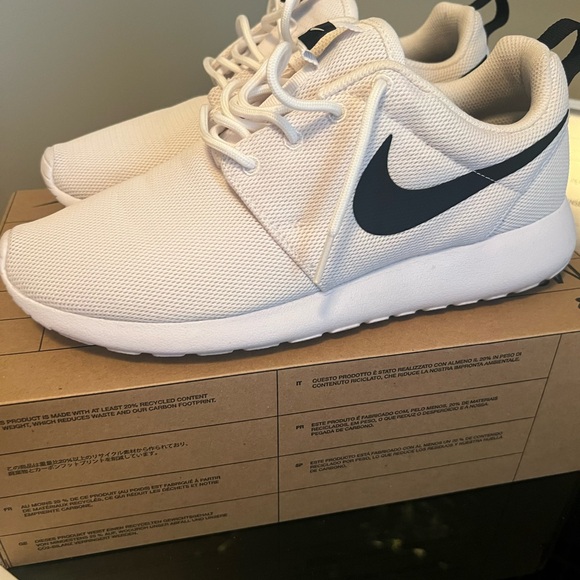 Nike Tanjun shoes , gently worn, unisex, black and white , ladies 10.5 men 9. - Picture 2 of 6